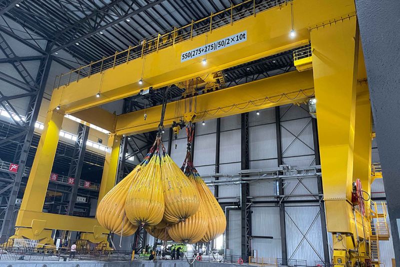 再添重器！衛(wèi)華550噸新中式門式起重機(jī)圓 滿完成重載試驗(yàn)！