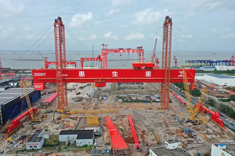 又一個(gè)2000t門機(jī)!衛(wèi)華共同參與制造的國(guó)內(nèi)**大噸位造船門式起重機(jī)完成提升!